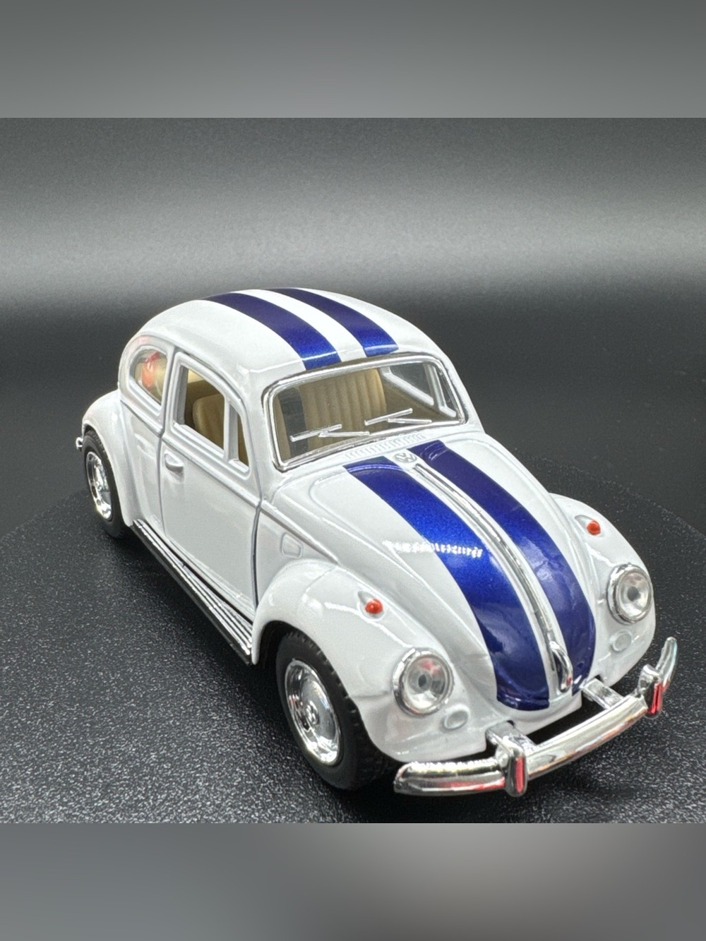Kinsmart 1:32 Scale 1967 Volkswagen Classical Beetle w/ Blue Stripes
